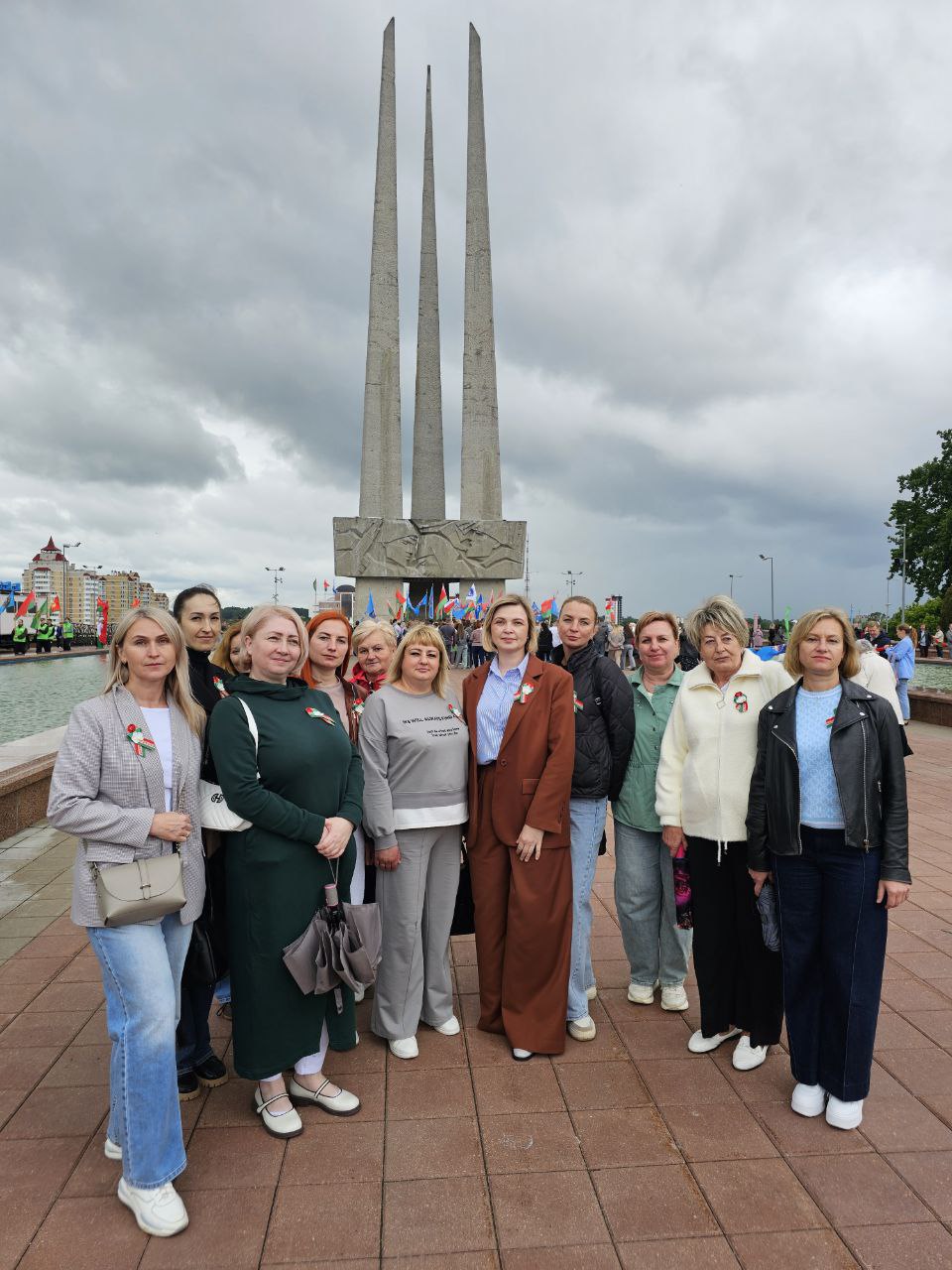 Сегодня, 26 июня, на Площади Победы  состоялась торжественная церемония, включающая митинг и возложение цветов к мемориальному комплексу, увековечивающему память советских воинов-освободителей, партизан и подпольщиков Витебщины. Мероприятие приурочено