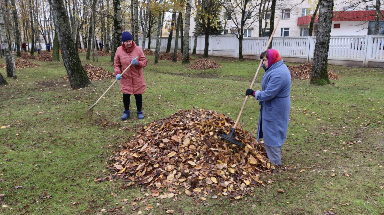 В рамках Республиканского субботника работники Витебской областной клинической больницы приняли активное участие в уборке территории! 